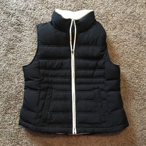 🎉 Ann Taylor LOFT black quilted down vest with removable faux fur hood